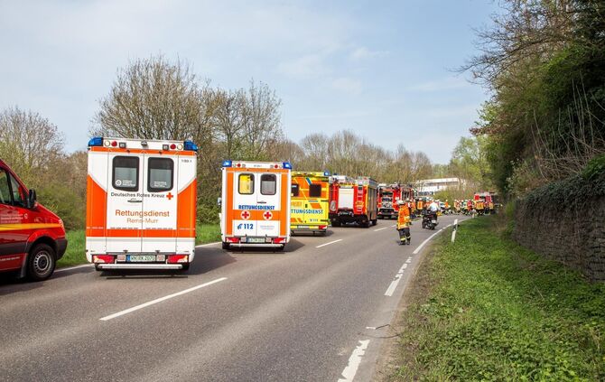 Schwerer Frontalunfall in Kurve fordert 4 Verletzte - L1140 voll gesperrt_4