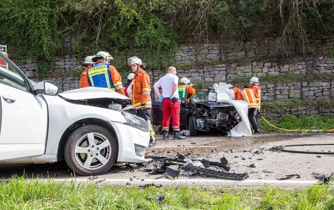 Schwerer Frontalunfall in Kurve fordert 4 Verletzte - L1140 voll gesperrt_5
