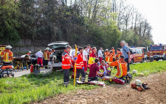Schwerer Frontalunfall in Kurve fordert 4 Verletzte - L1140 voll gesperrt_6