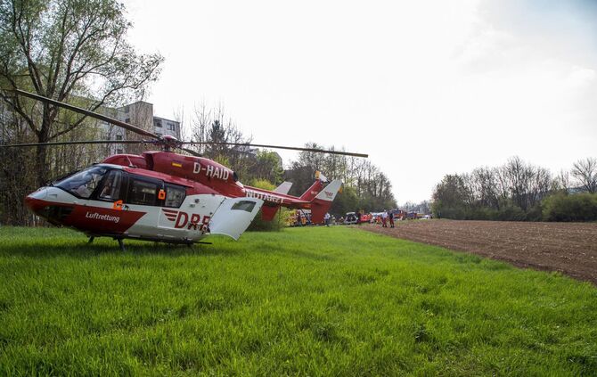 Schwerer Frontalunfall in Kurve fordert 4 Verletzte - L1140 voll gesperrt_7