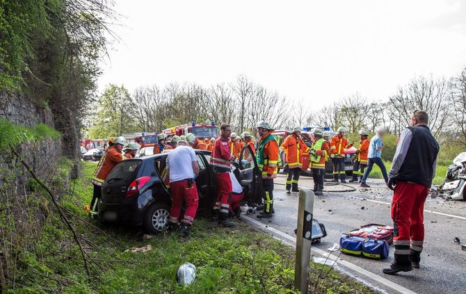 Schwerer Frontalunfall in Kurve fordert 4 Verletzte - L1140 voll gesperrt_8
