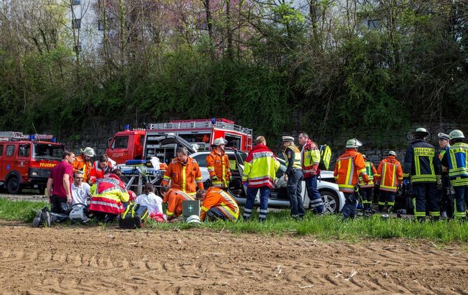 Schwerer Frontalunfall in Kurve fordert 4 Verletzte - L1140 voll gesperrt_9