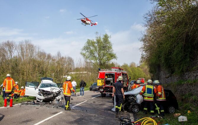 Schwerer Frontalunfall in Kurve fordert 4 Verletzte - L1140 voll gesperrt_10