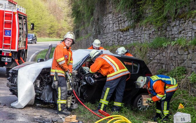 Schwerer Frontalunfall in Kurve fordert 4 Verletzte - L1140 voll gesperrt_11