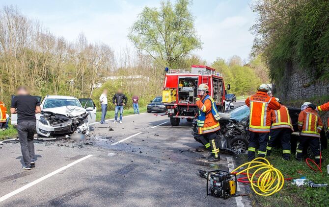Schwerer Frontalunfall in Kurve fordert 4 Verletzte - L1140 voll gesperrt_12