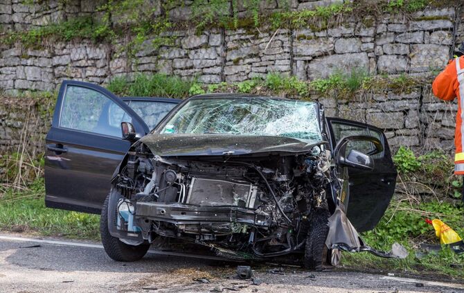 Schwerer Frontalunfall in Kurve fordert 4 Verletzte - L1140 voll gesperrt_13