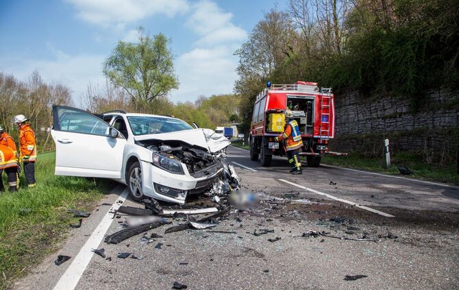 Schwerer Frontalunfall in Kurve fordert 4 Verletzte - L1140 voll gesperrt_14