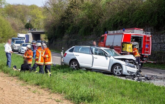 Schwerer Frontalunfall in Kurve fordert 4 Verletzte - L1140 voll gesperrt_15