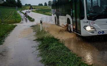 Weinstadt: Unwetter zieht ueber die Stadtteile und laesst Tiefgaragen und Strassen voll laufen