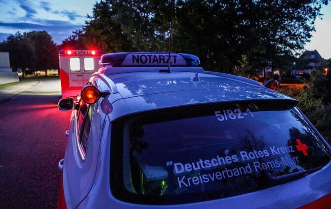 Schorndorf: Mann rutscht in hochwasserfuehrende Rems - Augenzeugen koennen ihn retten