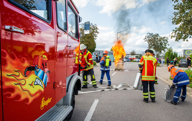 Die Feuerwehr zeigt ihr Können - Bild 04_6