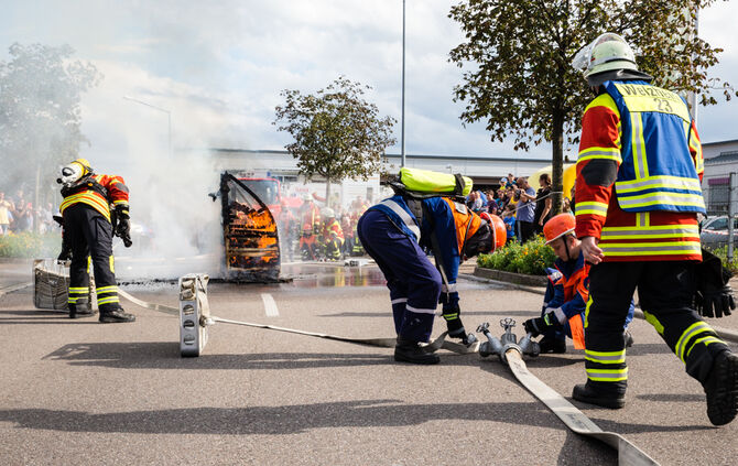 Die Feuerwehr zeigt ihr Können - Bild 09_10