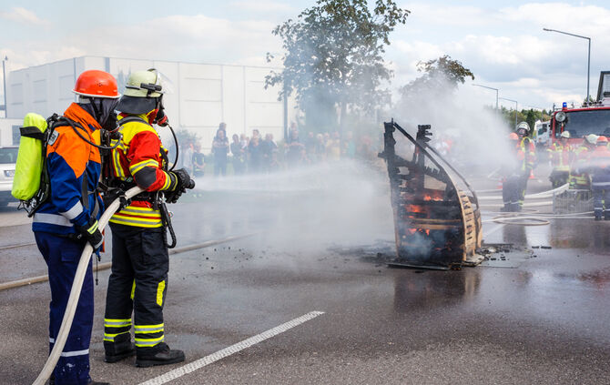 Die Feuerwehr zeigt ihr Können - Bild 11_12