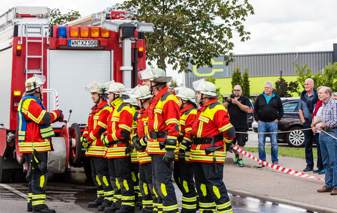 Die Feuerwehr zeigt ihr Können - Bild 12_13