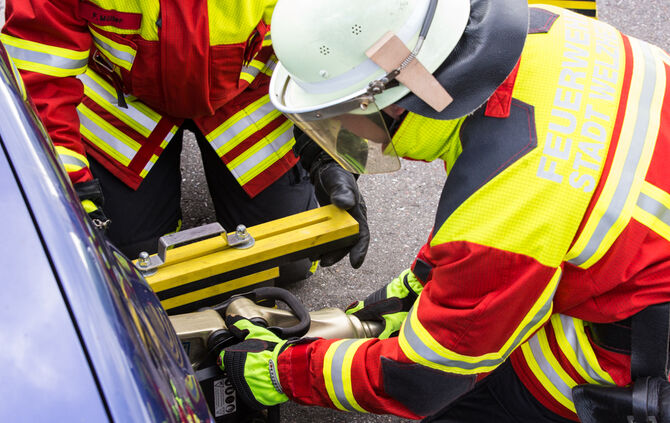 Die Feuerwehr zeigt ihr Können - Bild 15_16