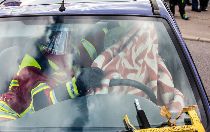 Die Feuerwehr zeigt ihr Können - Bild 16_17