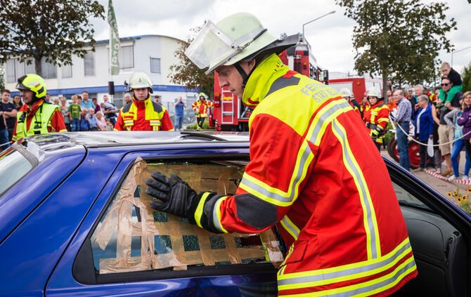 Die Feuerwehr zeigt ihr Können - Bild 17_18