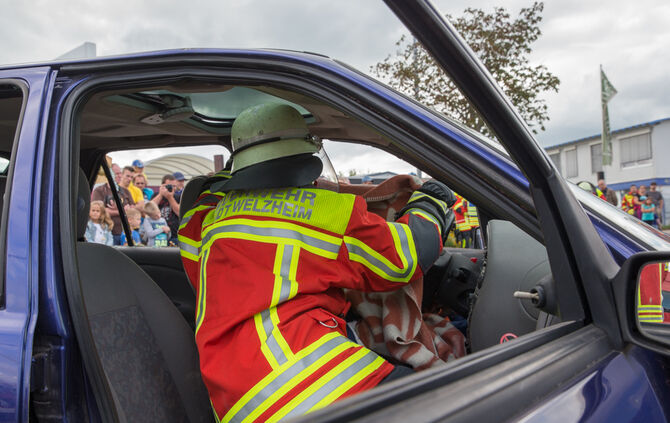 Die Feuerwehr zeigt ihr Können - Bild 18_19