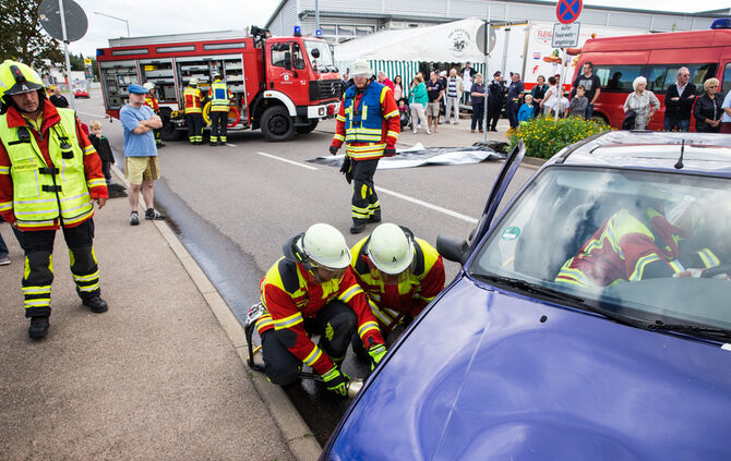 Die Feuerwehr zeigt ihr Können - Bild 20_21