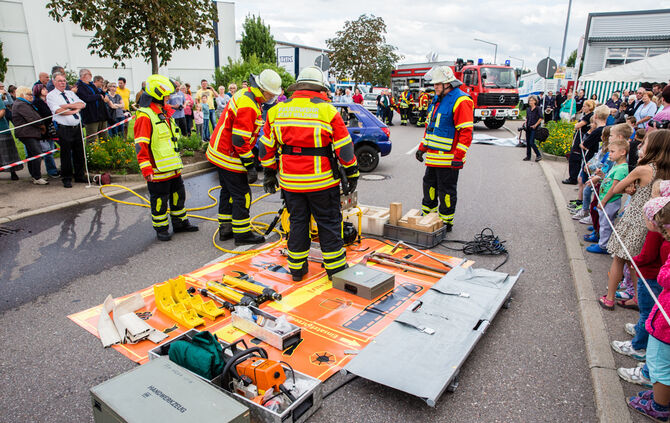 Die Feuerwehr zeigt ihr Können - Bild 22_23