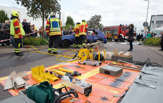 Die Feuerwehr zeigt ihr Können - Bild 23_24
