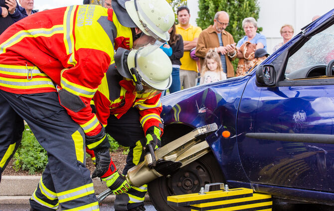 Die Feuerwehr zeigt ihr Können - Bild 24_25