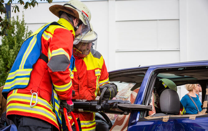 Die Feuerwehr zeigt ihr Können - Bild 26_27