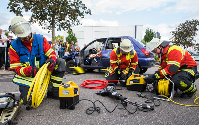 Die Feuerwehr zeigt ihr Können - Bild 27_28