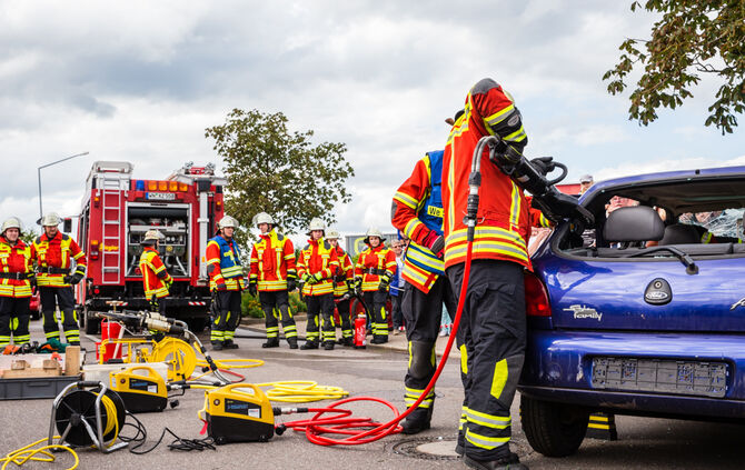 Die Feuerwehr zeigt ihr Können - Bild 29_30