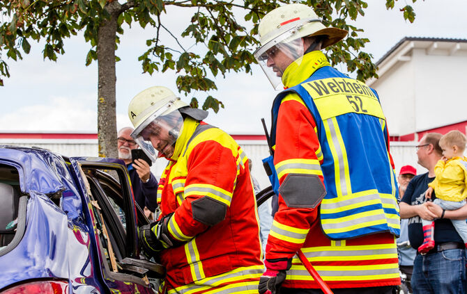 Die Feuerwehr zeigt ihr Können - Bild 30_31