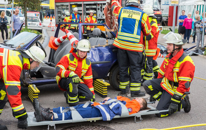 Die Feuerwehr zeigt ihr Können - Bild 32_33