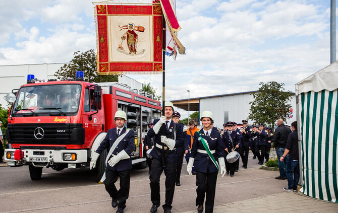 Die Feuerwehr zeigt ihr Können - Bild 37_38