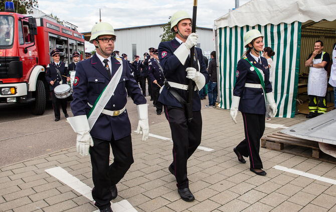 Die Feuerwehr zeigt ihr Können - Bild 38_39