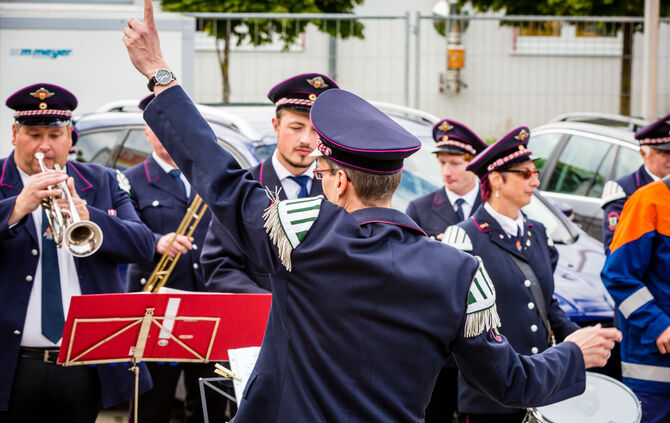 Die Feuerwehr zeigt ihr Können - Bild 41_42