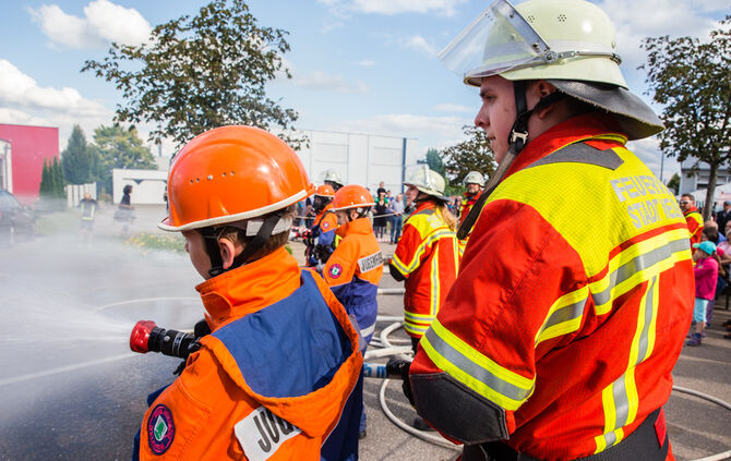 Die Feuerwehr zeigt ihr Können - Bild 47_48