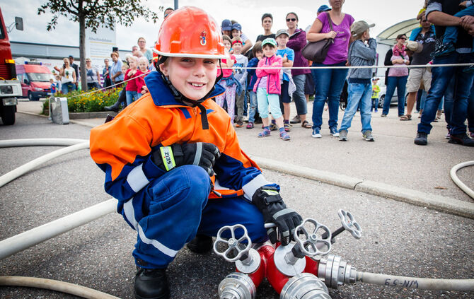 Die Feuerwehr zeigt ihr Können - Bild 48_49