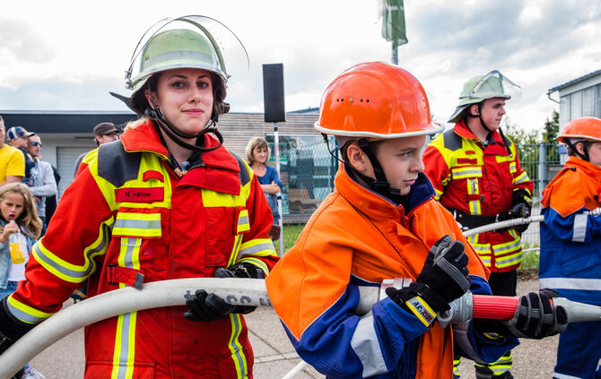 Die Feuerwehr zeigt ihr Können - Bild 49_50