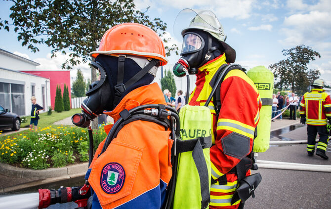 Die Feuerwehr zeigt ihr Können - Bild 50_51