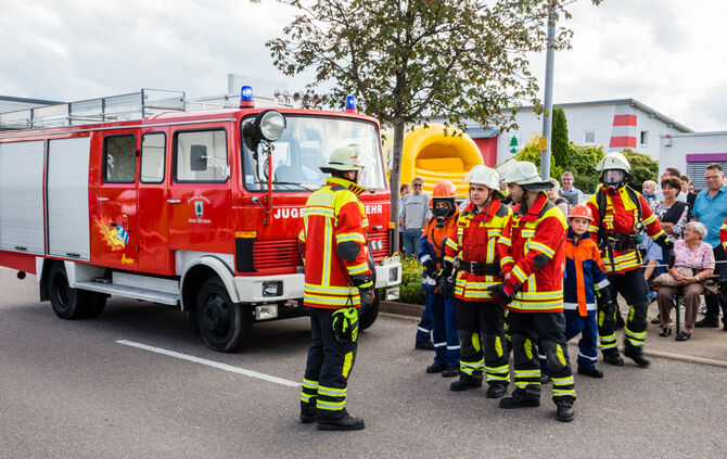 Die Feuerwehr zeigt ihr Können - Bild 52_53
