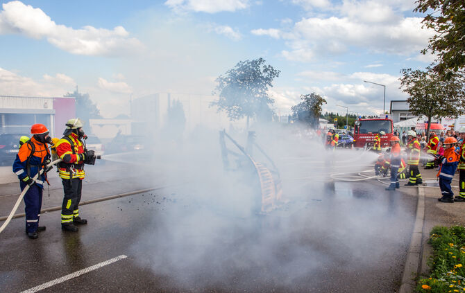Die Feuerwehr zeigt ihr Können - Bild 53_54