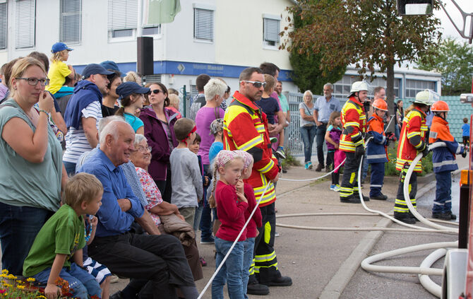 Die Feuerwehr zeigt ihr Können - Bild 54_55