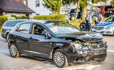 Vorfahrtsunfall fordert eine Verletzte und sorgt für Verkehrschaos_0