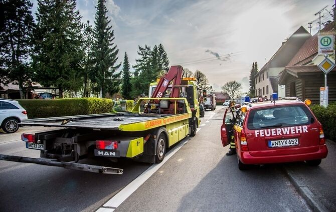 Vorfahrtsunfall fordert eine Verletzte und sorgt fuer Verkehrschaos - Bild 01_1
