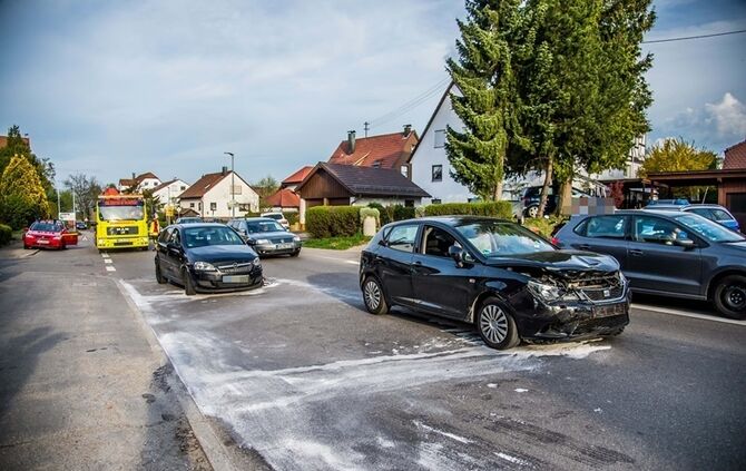 Vorfahrtsunfall fordert eine Verletzte und sorgt fuer Verkehrschaos - Bild 03_2