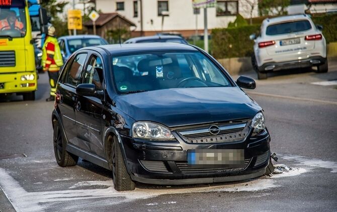 Vorfahrtsunfall fordert eine Verletzte und sorgt fuer Verkehrschaos - Bild 04_3