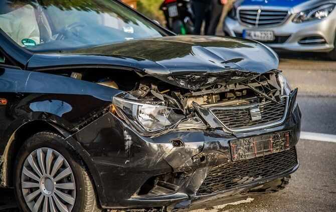 Vorfahrtsunfall fordert eine Verletzte und sorgt fuer Verkehrschaos - Bild 05_4