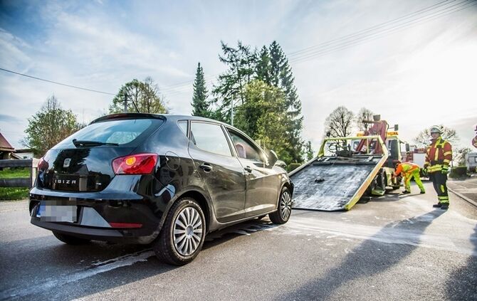 Vorfahrtsunfall fordert eine Verletzte und sorgt fuer Verkehrschaos - Bild 09_7