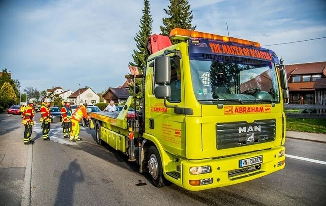 Vorfahrtsunfall fordert eine Verletzte und sorgt fuer Verkehrschaos - Bild 11_8