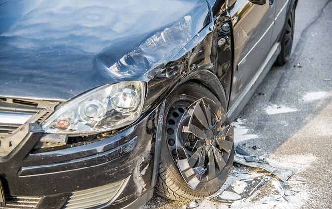 Vorfahrtsunfall fordert eine Verletzte und sorgt fuer Verkehrschaos - Bild 12_9