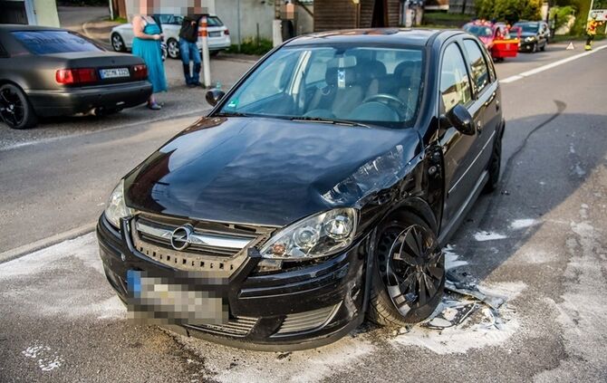 Vorfahrtsunfall fordert eine Verletzte und sorgt fuer Verkehrschaos - Bild 13_10